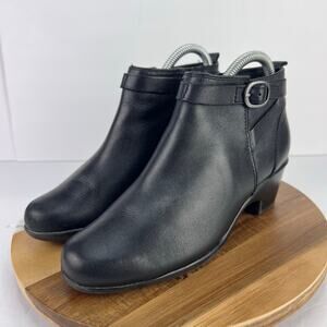 EUC Clarks Malia Hawthorn Black Low Heel Women's Ankle Boots 6